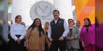 El rector Dámaso Anaya sostiene encuentro con universitarios de la FADYCS-UAT