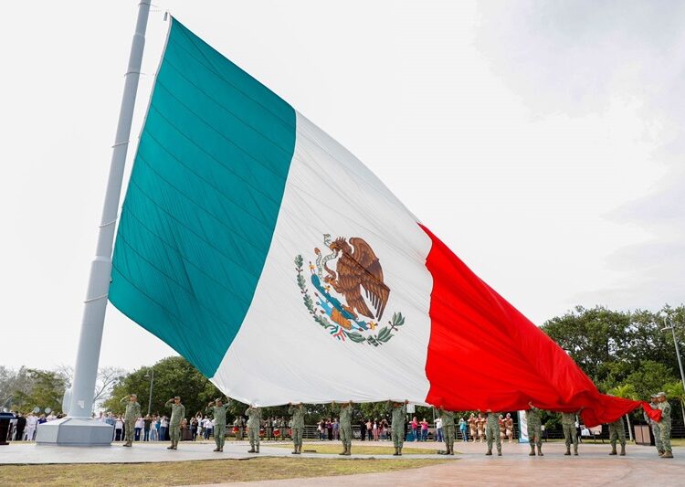 Encabeza Chucho Nader Aniversario del Día de la Bandera