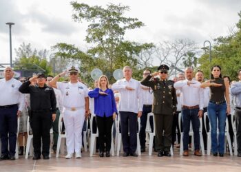 Encabeza Chucho Nader Aniversario del Día de la Bandera