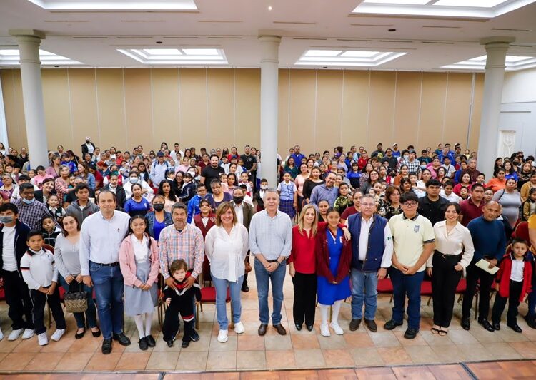 Encabeza Chucho Nader nueva entrega de becas municipales