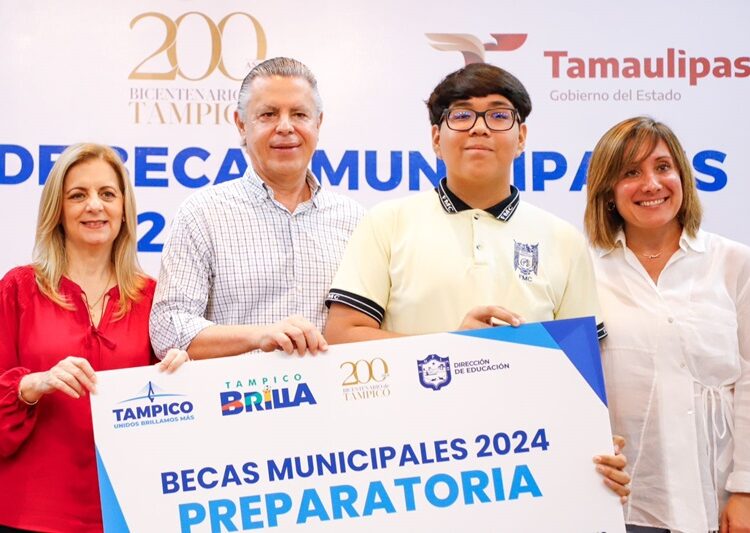 Encabeza Chucho Nader nueva entrega de becas municipales