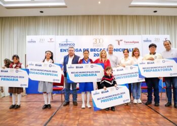 Encabeza Chucho Nader nueva entrega de becas municipales