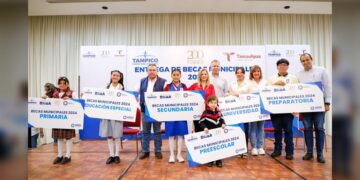 Encabeza Chucho Nader nueva entrega de becas municipales
