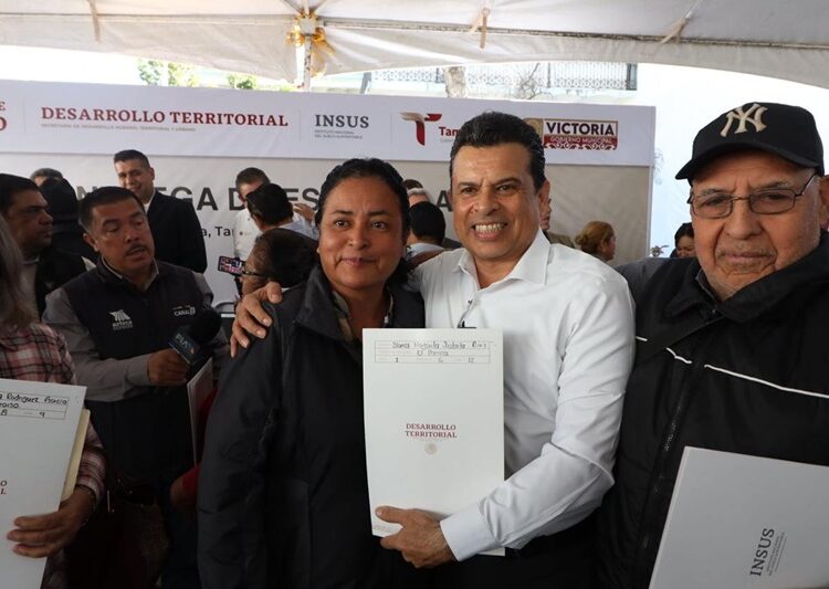 Encabeza Lalo Gattás entrega de escrituras a familias victorenses