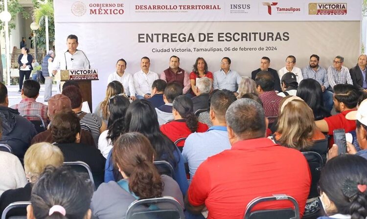 Encabeza Lalo Gattás entrega de escrituras a familias victorenses