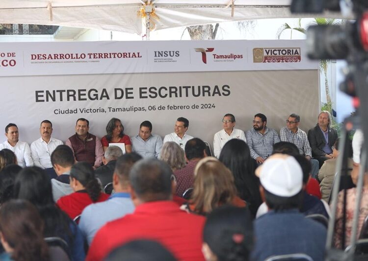 Encabeza Lalo Gattás entrega de escrituras a familias victorenses