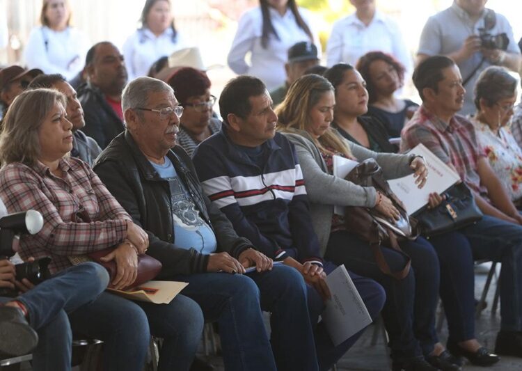 Encabeza Lalo Gattás entrega de escrituras a familias victorenses