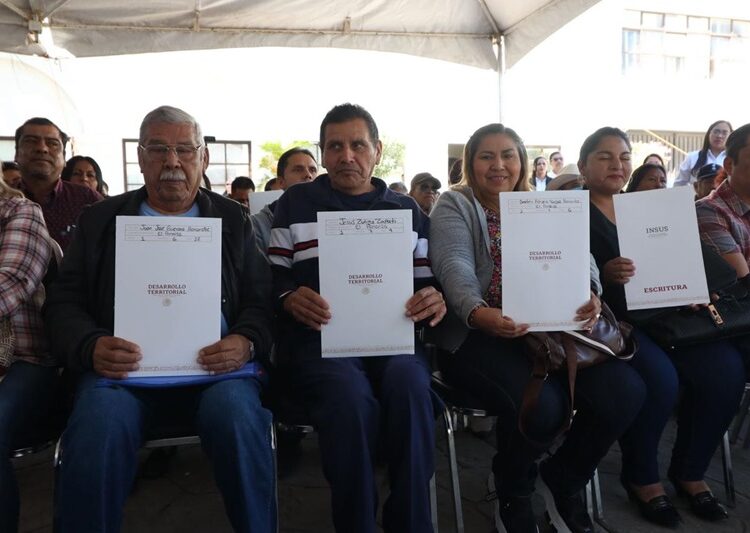 Encabeza Lalo Gattás entrega de escrituras a familias victorenses