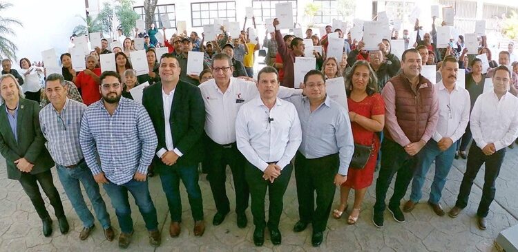 Encabeza Lalo Gattás entrega de escrituras a familias victorenses