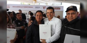 Encabeza Lalo Gattás entrega de escrituras a familias victorenses