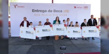 Entrega Carmen Lilia más de 12 mil becas “UNE” a estudiantes de educación básica
