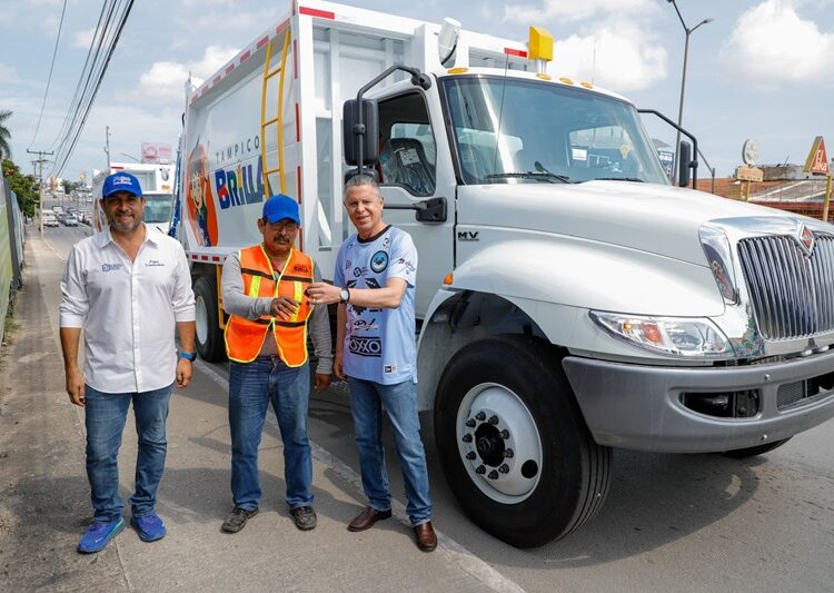 Entrega Chucho Nader dos nuevos camiones recolectores de basura