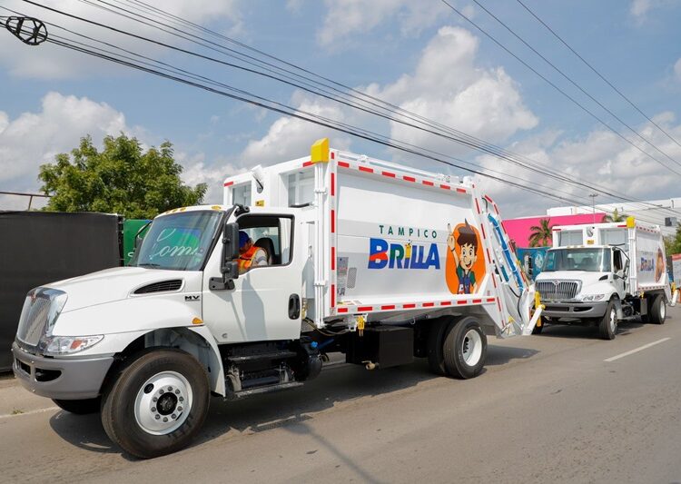 Entrega Chucho Nader dos nuevos camiones recolectores de basura