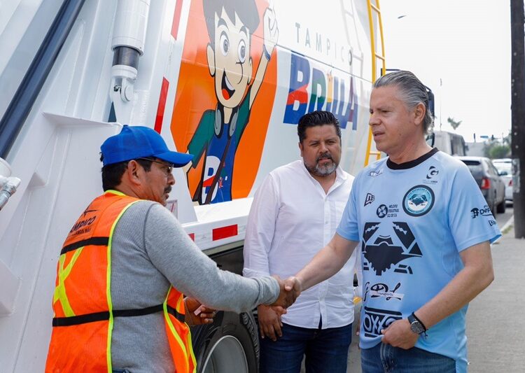 Entrega Chucho Nader dos nuevos camiones recolectores de basura