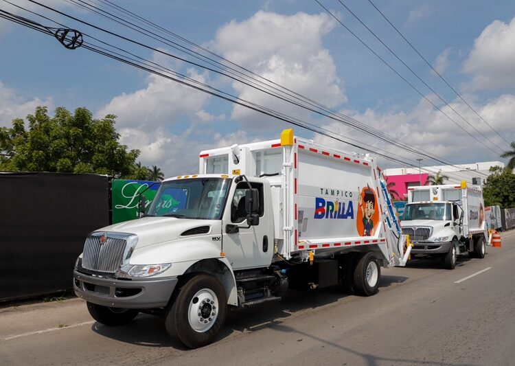 Entrega Chucho Nader dos nuevos camiones recolectores de basura