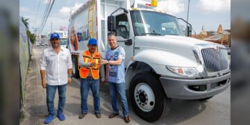 Entrega Chucho Nader dos nuevos camiones recolectores de basura