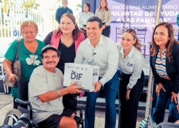 Entrega DIF Victoria y presidente municipal: Despensas y aparatos funcionales