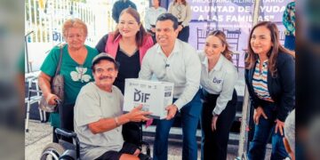 Entrega DIF Victoria y presidente municipal: Despensas y aparatos funcionales