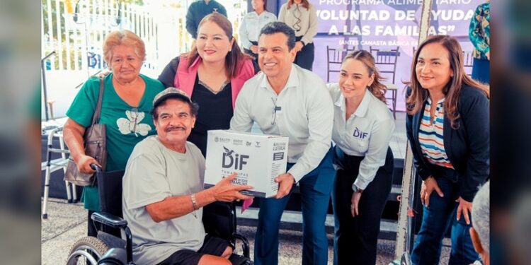 Entrega DIF Victoria y presidente municipal: Despensas y aparatos funcionales