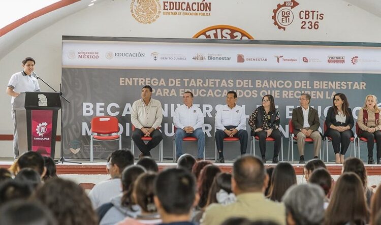 Entrega SET tarjetas del Banco Bienestar a estudiantes de CBTIS 236, en Victoria