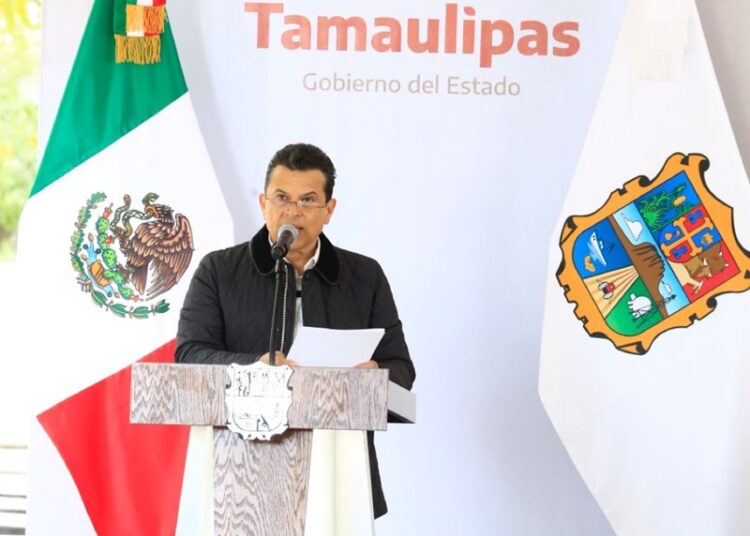 Entrega gobernador apoyos para mejorar servicios e infraestructura en Victoria