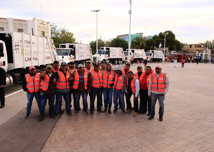 Entrega gobernador apoyos para mejorar servicios e infraestructura en Victoria