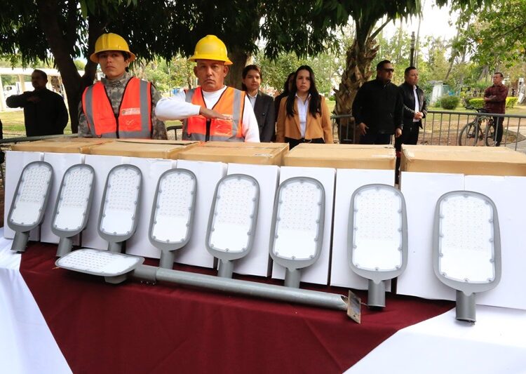 Entrega gobernador apoyos para mejorar servicios e infraestructura en Victoria