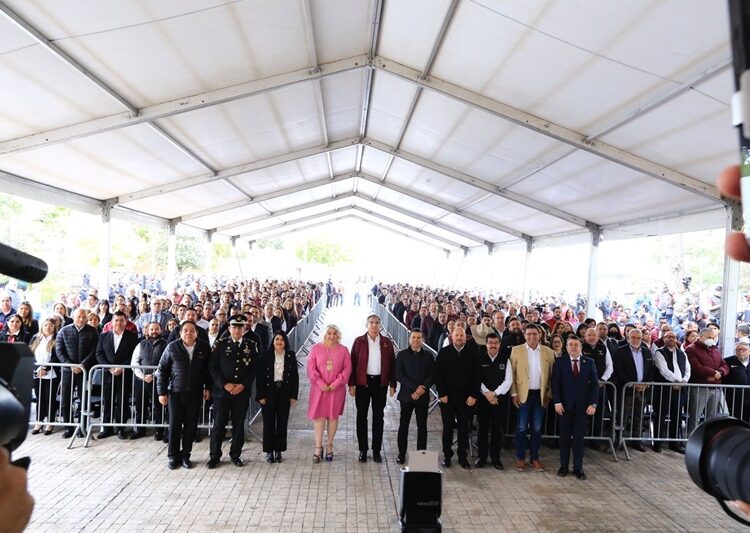 Entrega gobernador apoyos para mejorar servicios e infraestructura en Victoria