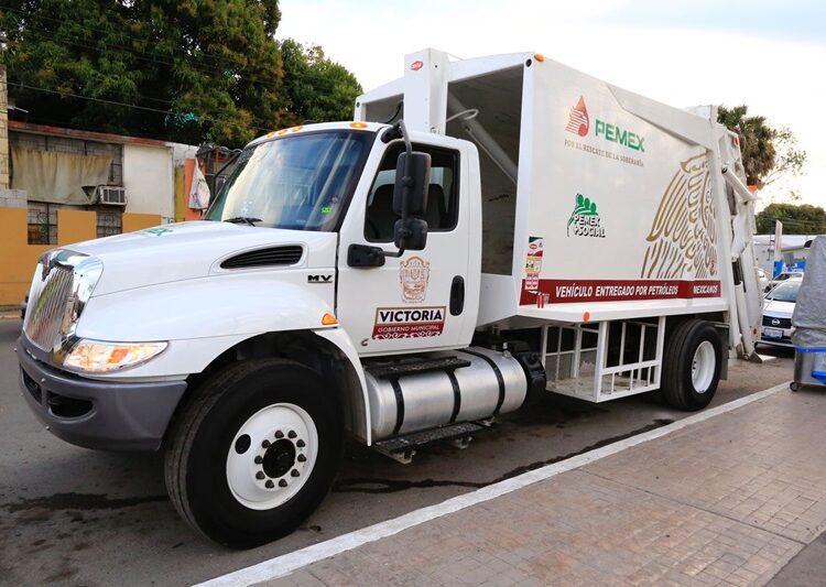 Entrega gobernador apoyos para mejorar servicios e infraestructura en Victoria