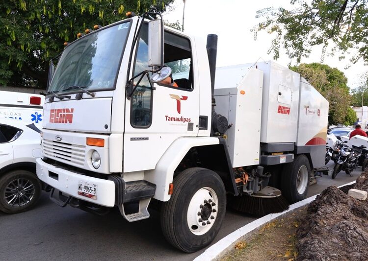 Entrega gobernador apoyos para mejorar servicios e infraestructura en Victoria