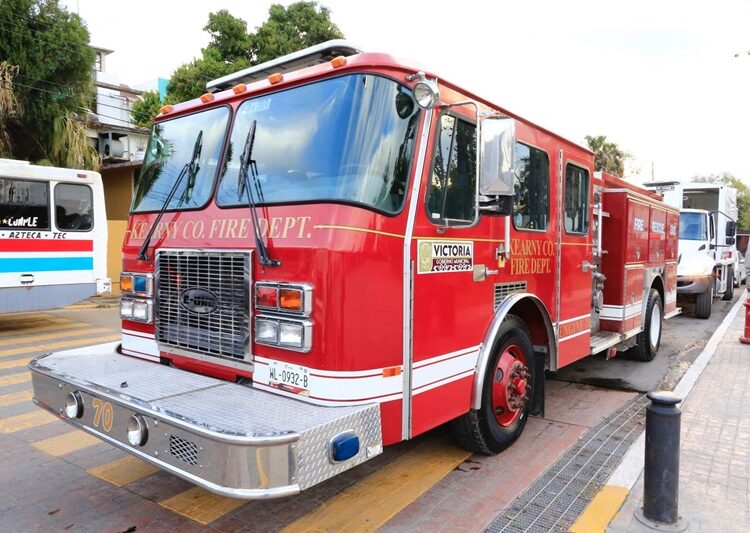 Entrega gobernador apoyos para mejorar servicios e infraestructura en Victoria