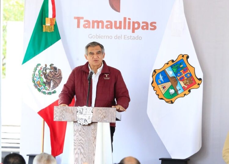 Entrega gobernador apoyos para mejorar servicios e infraestructura en Victoria