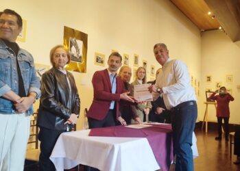 Entregan reconocimiento al escritor Enrique Jonguitud