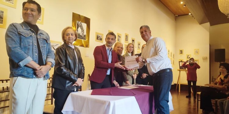 Entregan reconocimiento al escritor Enrique Jonguitud