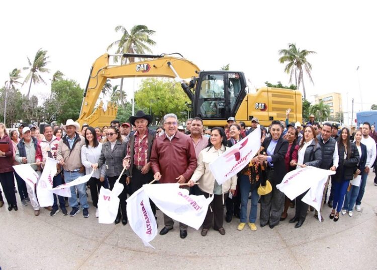 Gobierno de Altamira respalda al campo con entrega de excavadora