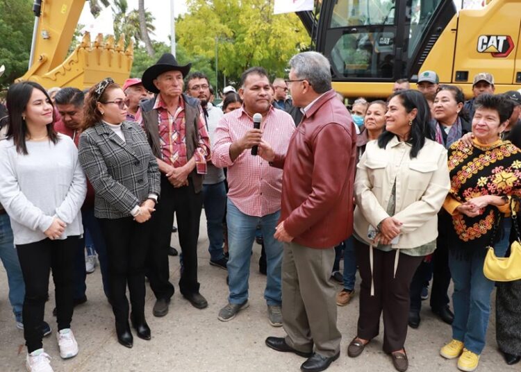 Gobierno de Altamira respalda al campo con entrega de excavadora