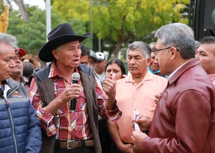 Gobierno de Altamira respalda al campo con entrega de excavadora