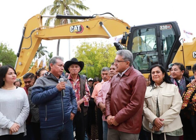 Gobierno de Altamira respalda al campo con entrega de excavadora