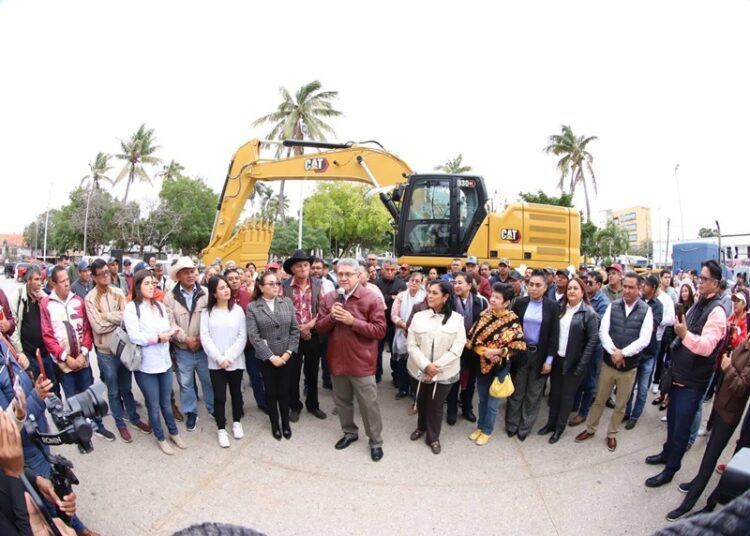 Gobierno de Altamira respalda al campo con entrega de excavadora