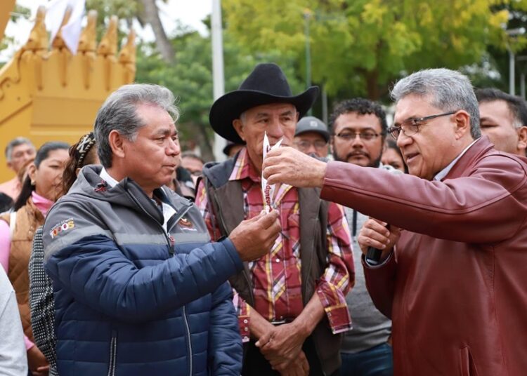 Gobierno de Altamira respalda al campo con entrega de excavadora