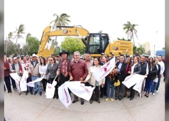 Gobierno de Altamira respalda al campo con entrega de excavadora