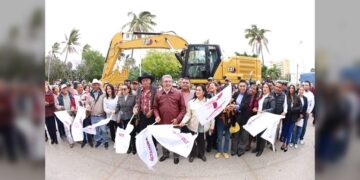 Gobierno de Altamira respalda al campo con entrega de excavadora
