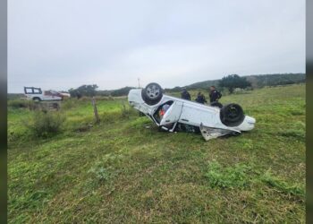 Guardia Estatal socorre a mujer lesionada en volcadura