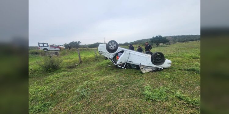 Guardia Estatal socorre a mujer lesionada en volcadura
