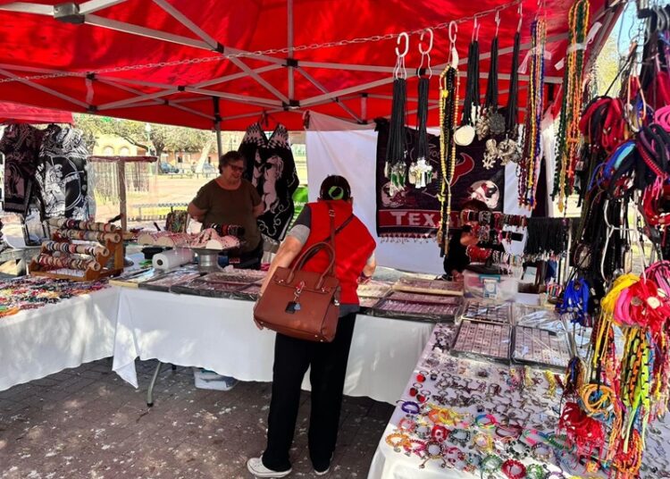 Impulsa Gobierno de NLD economía de vendedores locales