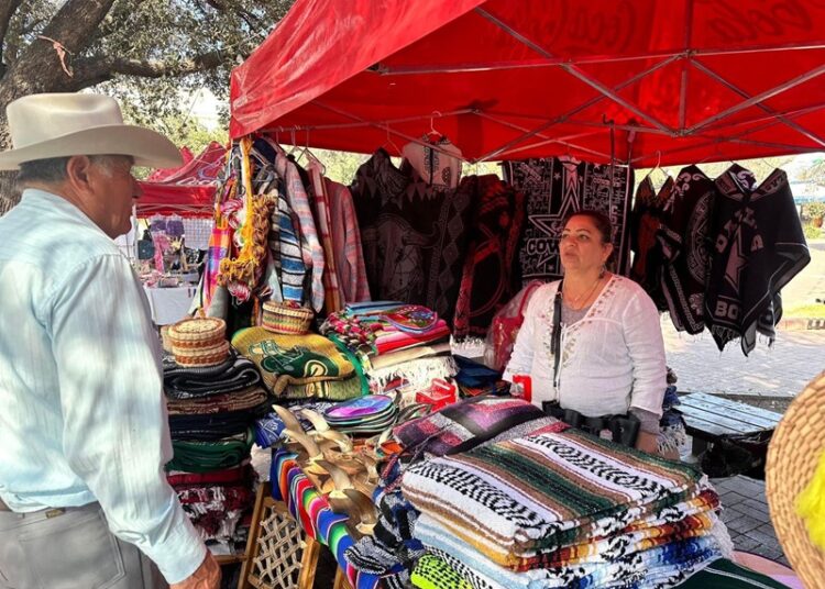 Impulsa Gobierno de NLD economía de vendedores locales