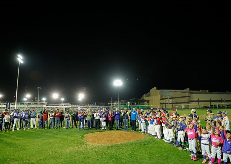 Inaugura Chucho Alumbrado en el Ángel Castro