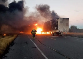 Chocan y se incendian dos traileres en la libre La Gloria-San Fernando