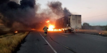Chocan y se incendian dos traileres en la libre La Gloria-San Fernando