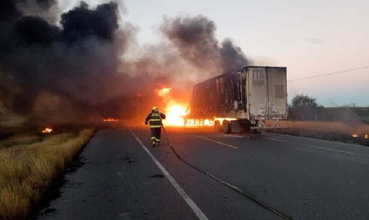 Chocan y se incendian dos traileres en la libre La Gloria-San Fernando
